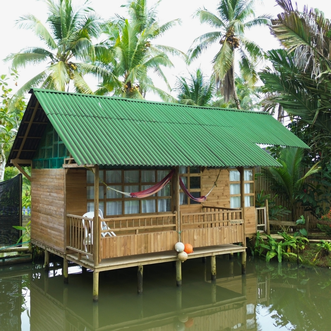 Cabana_familiar_Venecia1_exterior Cabaña familiar en El Valle, Bahía Solano. Es un alojamiento frente al mar, elegible para planes todo incluido.