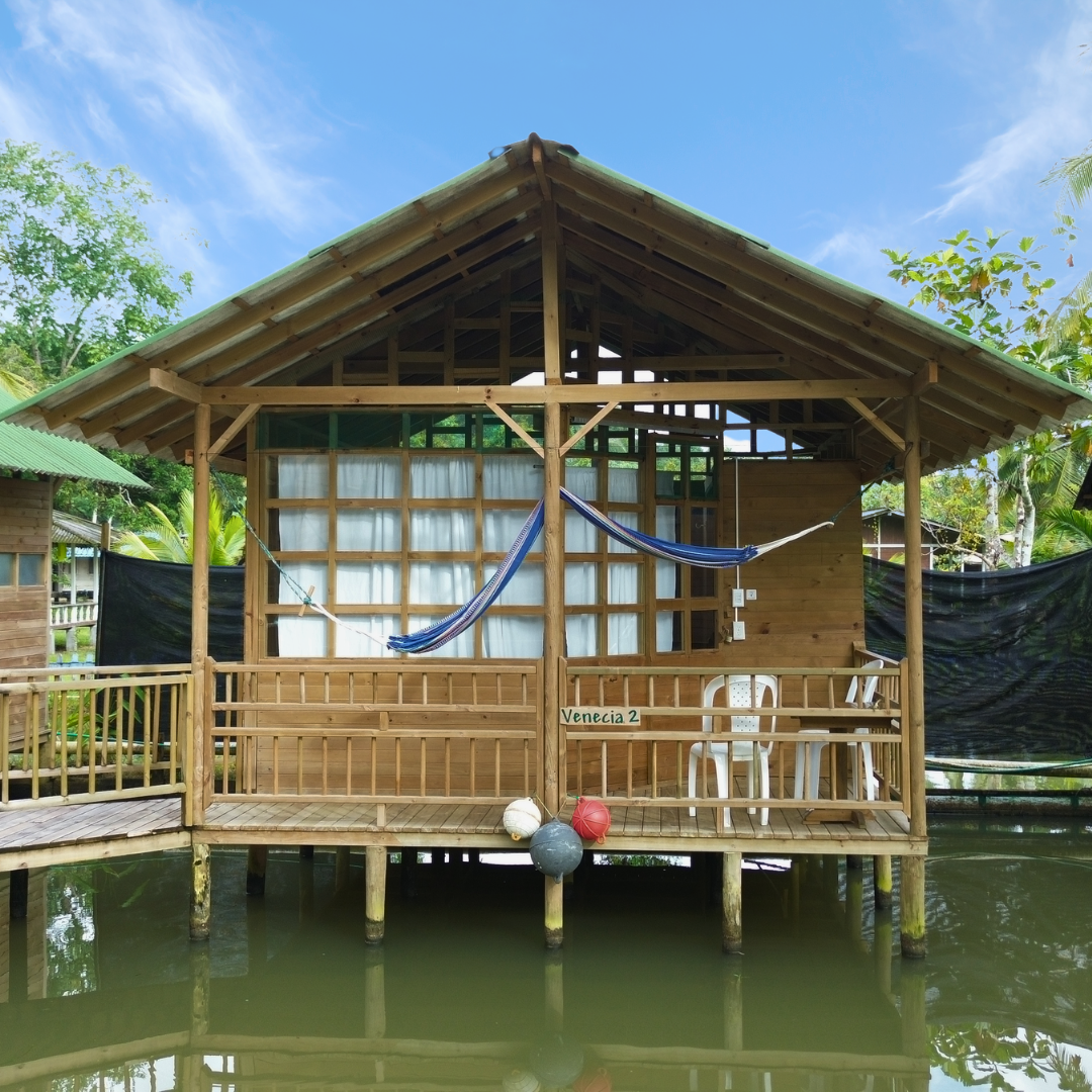 Cabana_parejas_Venecia2_exterior Cabaña para parejas en El Valle, Bahía Solano. Es un alojamiento frente al mar, elegible para planes todo incluido.