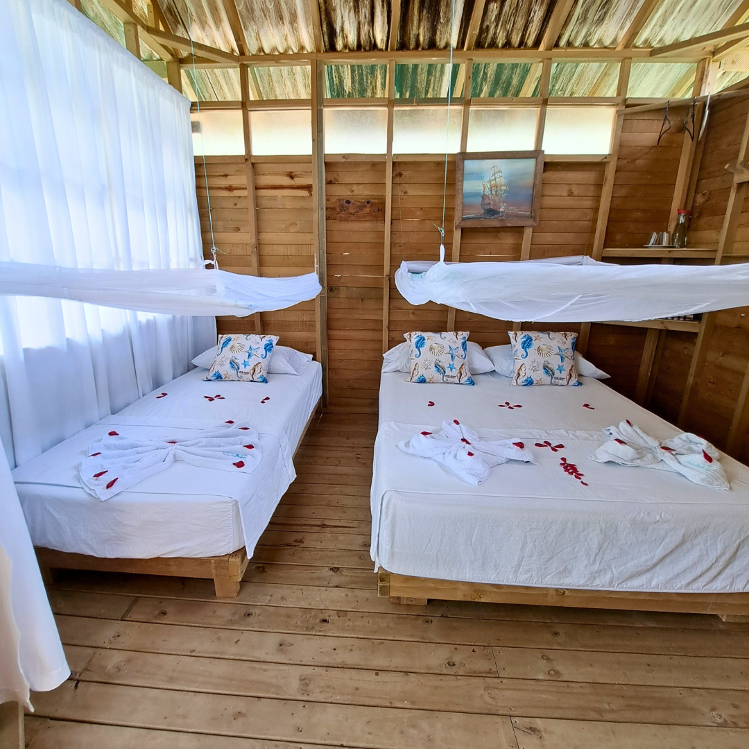 Cabana_parejas_Venecia2_interior Cabaña para parejas en El Valle, Bahía Solano. Es un alojamiento frente al mar, elegible para planes todo incluido.