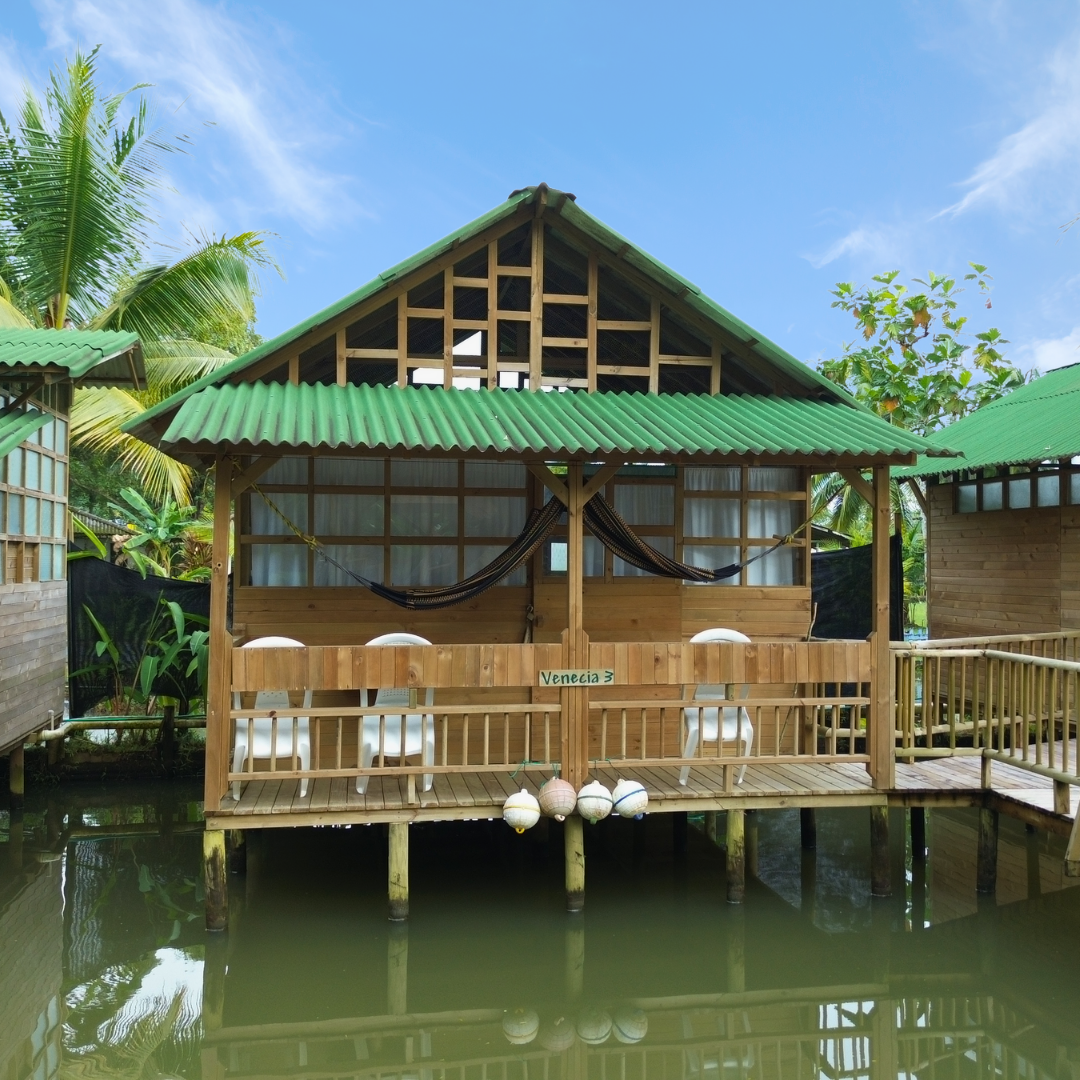 Cabana_familiar_Venecia3_exterior Cabaña familiar en El Valle, Bahía Solano. Es un alojamiento frente al mar, elegible para planes todo incluido.